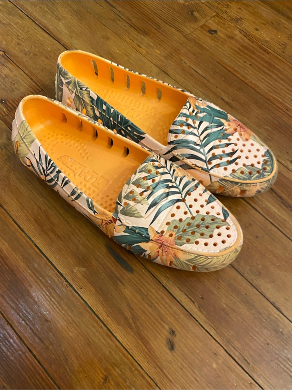 Floafers Women’s Tropical print Rubber Loafers Size 6